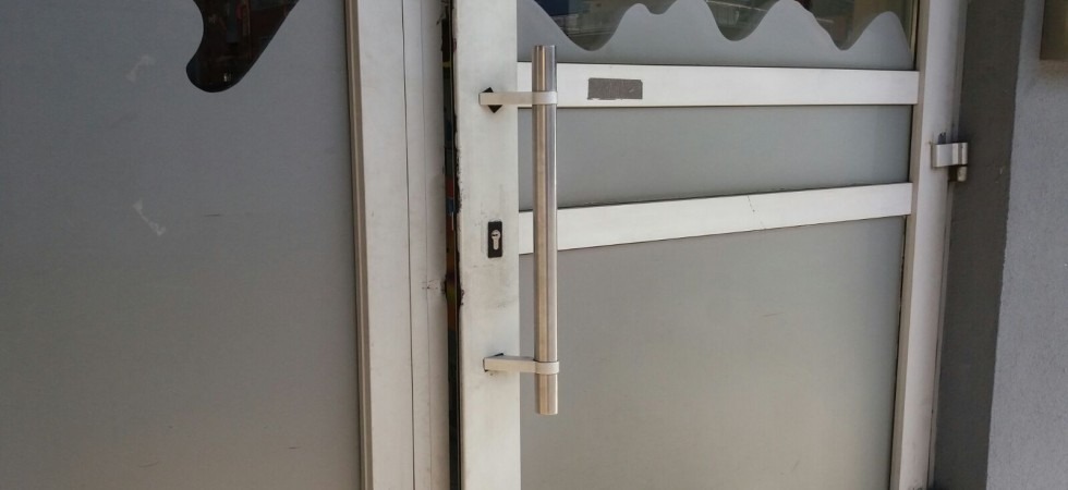 In sei minuti forzano l'ingresso, spaccano le catene e rubano le macchinette cambia soldi